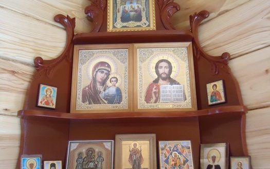 Как правильно повесить иконы в доме 